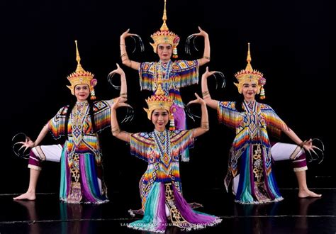 Concert Extravaganza avec Wannarot : Un Mélange Explosif de Musique et de Danse Thaïlandaise!