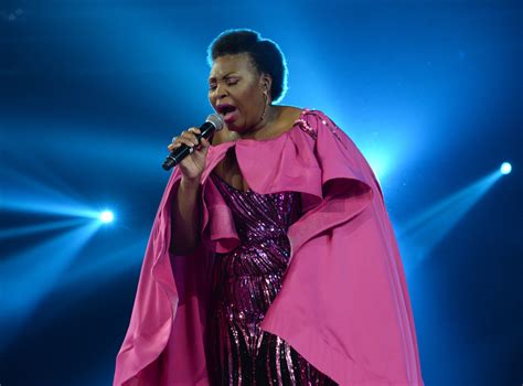  Le Concert Solaire: Une Nuit Inoubliable avec Yvonne Chaka Chaka