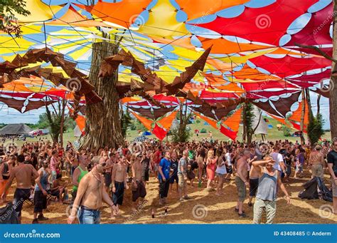 Concert Euphorique d'Ozora: Le Chant Mystique de l'Indonésien sous les Étoiles