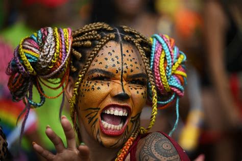 Le Carnaval du Rêve: Une Fête Malaisienne Vibrant Animée par Qui Razak!