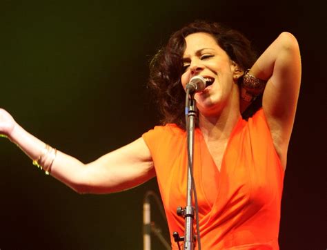  Le Concert Électrique de Bebel Gilberto: Une Fête Brésillienne sous la Lune parisienne!