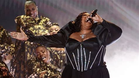  Le Concert Électrique de Lizzo à Paris: Une Fête de la Musique et de l'Amour de Soi