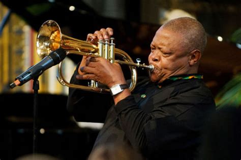 Le Concert Inoubliable d'Hugh Masekela: Jazz Sud-Africain à Paris!